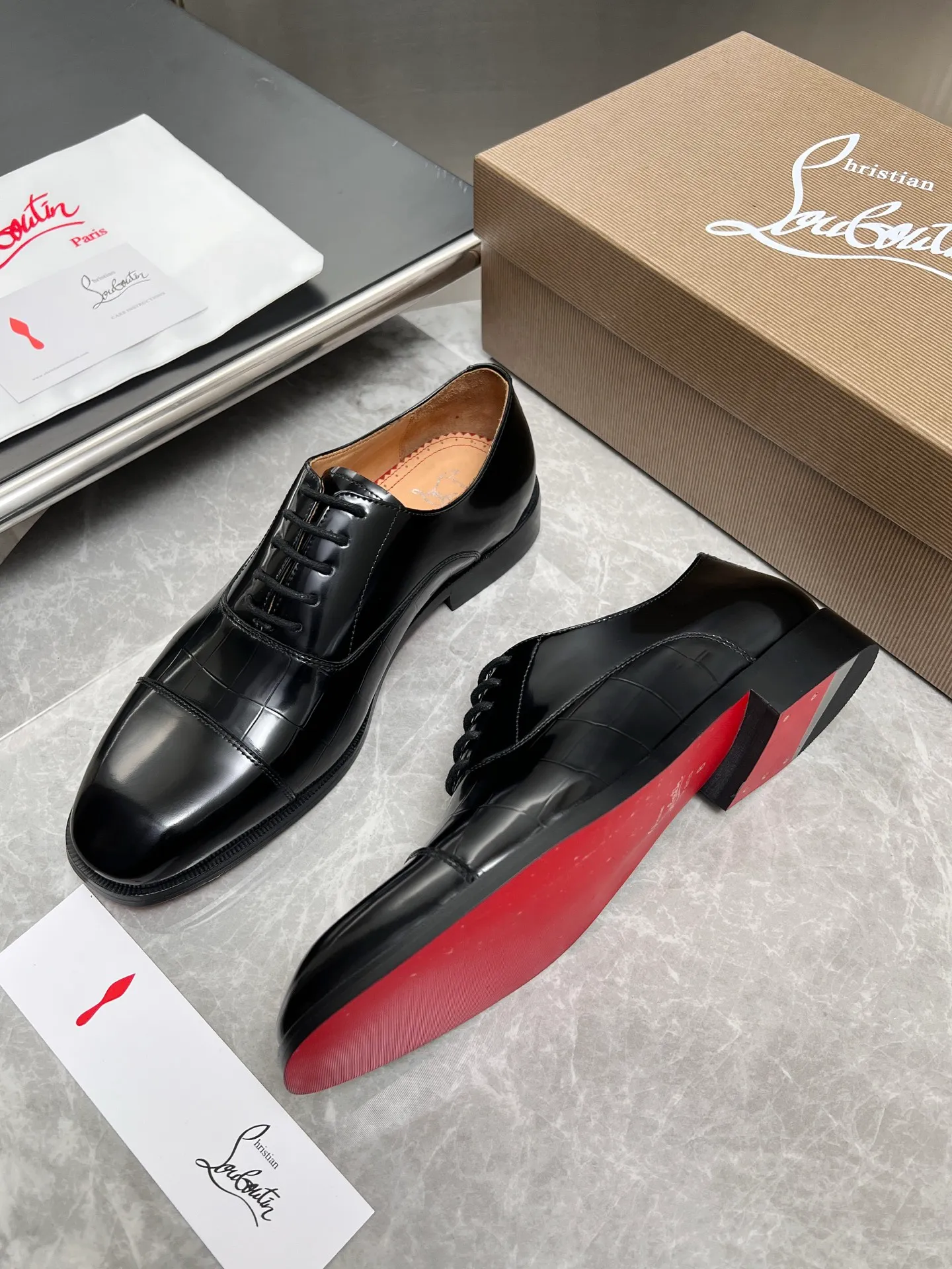 [CL red sole] Top P: 900💰 Number of yards: 39~44 (38.4546. Customized, non-refundable) CL new men's formal shoes Loaf leather shoes Christia* Loubouti* red sole shoes The red sole is luxurious and elegant, reshaping the style boundary of casual formal wear. It is extremely innovative in material selection, and creates a rich visual and tactile experience through the collision of different materials! Made of top-grade calfskin/glossy patent leather/spliced ​​technical fabric in contrasting colors. The upper is stitched by hand with fine and even stitching. It is based on the square-toe loafer shoe shape, with neat and elegant lines, which fits the toughness of men's wear. The upper is embellished with metal rivets, injecting individual details into classic loafers, breaking the mediocrity of casual shoes, and giving a concrete expression of "low-key luxury". From the original color/red cowhide lining inside the shoe to the instantly recognizable red sole, the "red sole" is not only the brand's visual identity, but also a "luxury codeword" when walking. The red sole exposed inadvertently conveys taste and identity instantly. From the innovative splicing of materials, to the personalized fusion of design, to the ingenious inheritance of craftsmanship, the Christian Louboutin men's loafer series is not only a pair of casual shoes, but also a "yuppie style" dressing weapon for men. Whether it is a casual business meeting or a casual look for daily travel, it can help you become a unique and stylish man in every occasion with its "red Loaf" attitude.